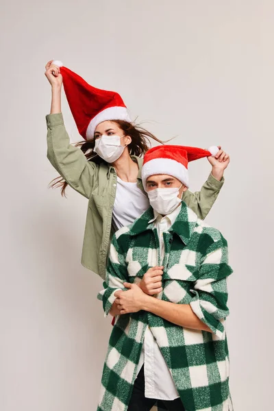 Медична маска Щасливі чоловіки і жінки на сімейне свято Різдво — стокове фото