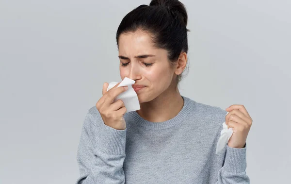 Mulher segurando guardanapo perto do rosto problemas de saúde corrimento do nariz gripe — Fotografia de Stock