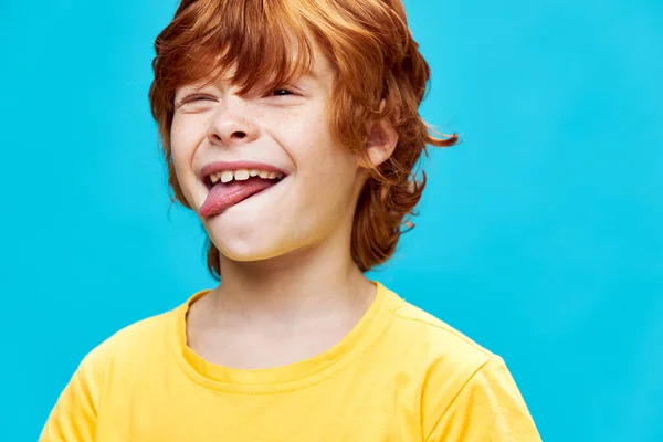 Рудий хлопчик показує язик гримучий крупним планом веселощі — стокове фото