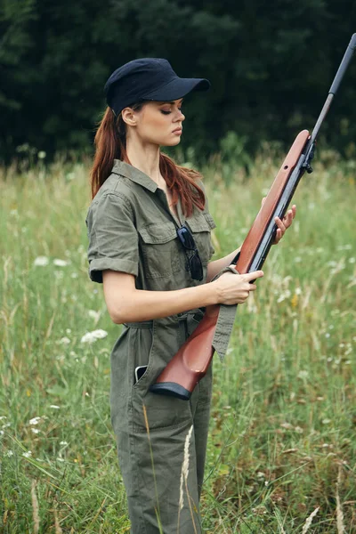 여성 총기 사냥 생활을 그린 점프수트검은 모자를 보고 — 스톡 사진