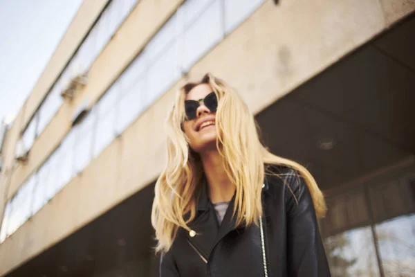 Портрет женщины в кожаной куртке возле торгового здания уличной модели — стоковое фото