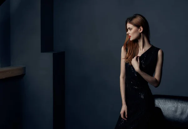 Retrato de senhora elegante em vestido preto na sala cinza vista cortada — Fotografia de Stock