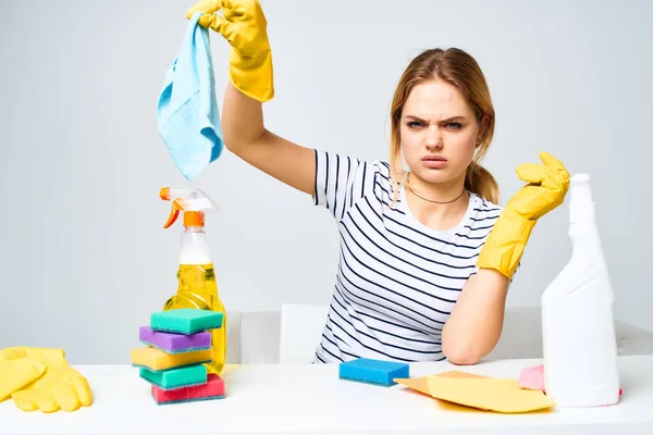 Mujer sosteniendo un trapo detergente de limpieza suministros interior de las tareas domésticas — Foto de Stock