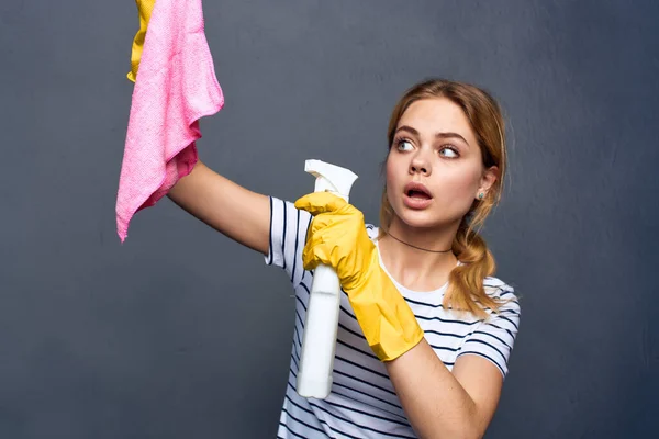 Limpeza senhora com pano rosa na mão serviço de cuidados em casa fundo cinza — Fotografia de Stock