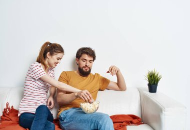 Kanepede oturan duygusal erkek ve kadın. Portakal çiçeği. Sohbet eden arkadaşlar.