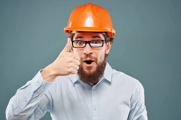 Hombre emocional con gafas naranja casco industria del trabajo — Foto de Stock