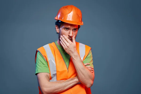 Um homem de uniforme de trabalho uma construção profissional close-up — Fotografia de Stock