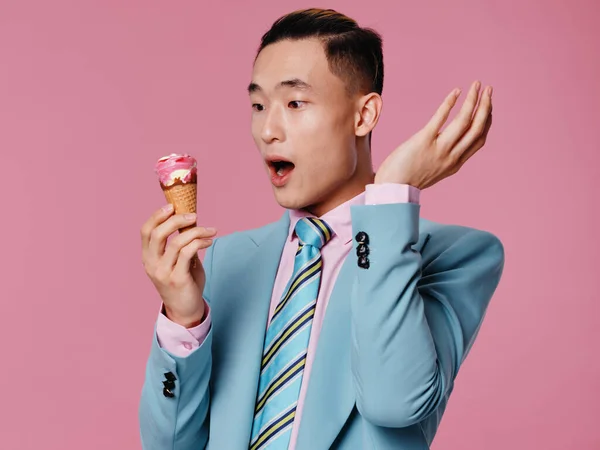 Homem surpreso em terno azul olhando para as emoções de sorvete corte vista isolado fundo — Fotografia de Stock