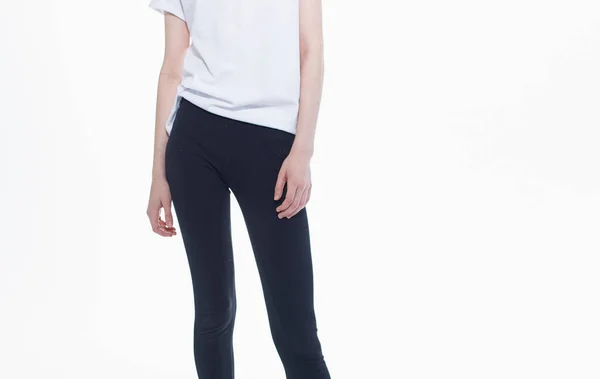 Preto leggings branco t-shirt mulher luz fundo gestos com as mãos — Fotografia de Stock