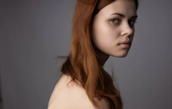 Красива жінка голі плечі обрізаний вид розкішна студія модель — стокове фото