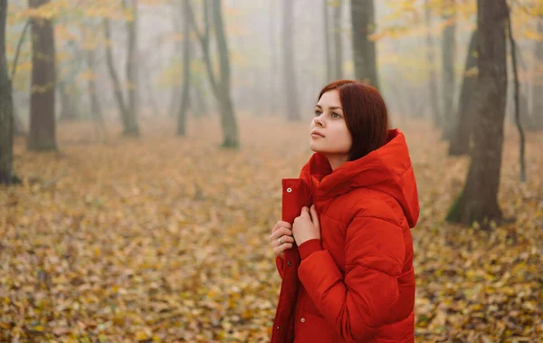 Женщина в красной куртке Осенний лист гулять свежий воздух — стоковое фото