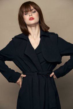 Zarif bir kadın şık kıyafetler, kendine güvenen, gülümseyen bir stüdyo. 