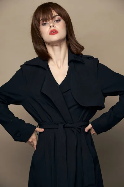 Mulher elegante roupas elegantes auto-confiança sorridente estúdio frente — Fotografia de Stock