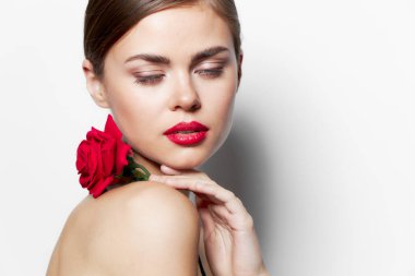 Çekici bir kadın çıplak omuzlar kırmızı dudaklar temiz ten rengi gül rengi 