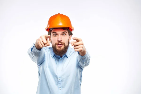 Ingenieros camisa naranja duro sombrero construcción estilo de vida emociones recortado ver fondo de luz — Foto de Stock