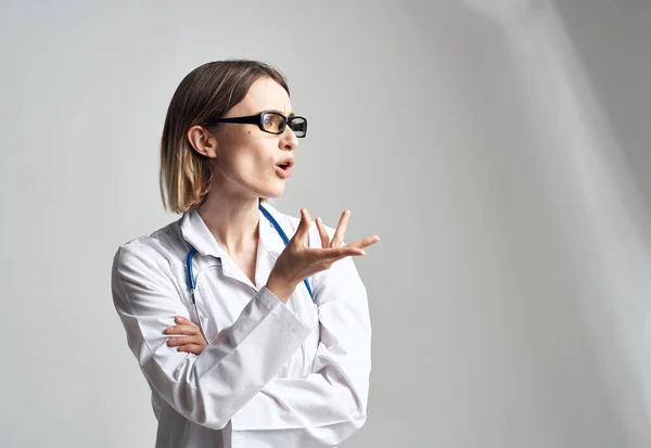Портрет женщины-врача в медицинском халате и голубом стетоскопе обрезанный вид — стоковое фото