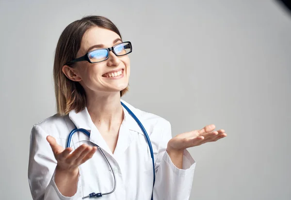 Retrato de enfermera en vestido médico y estetoscopio azul vista recortada —  Fotos de Stock