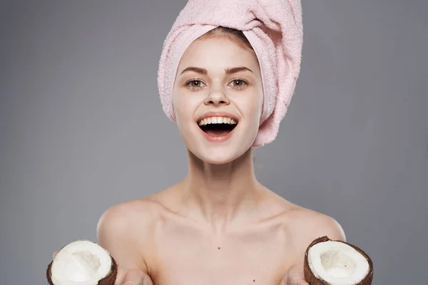 Wanita ceria dengan kelapa di tangannya telanjang bahu kosmetik alami terapi kulit perawatan — Stok Foto