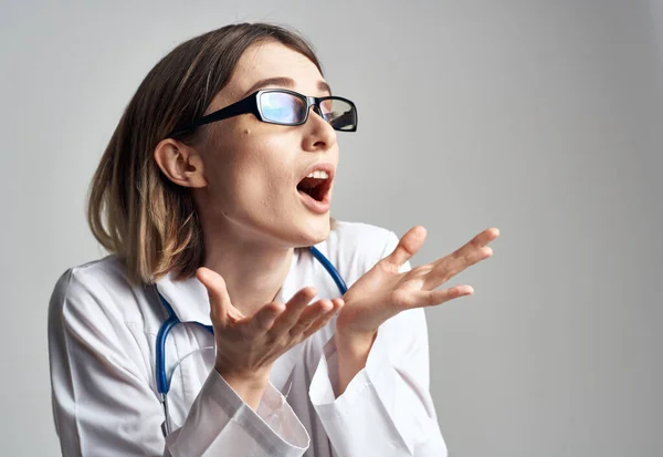 Ritratto del medico femminile in abito medico e stetoscopio blu vista ritagliata — Foto Stock