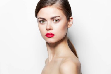 Esmer, kırmızı dudaklar çıplak omuzlar çekici, parlak bir makyaj.