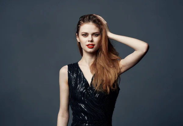 Model dame met rood haar op grijze achtergrond en zwarte jurk — Stockfoto