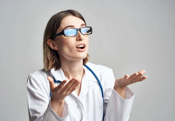Ritratto di infermiera donna in abito medico e stetoscopio blu vista ritagliata — Foto Stock