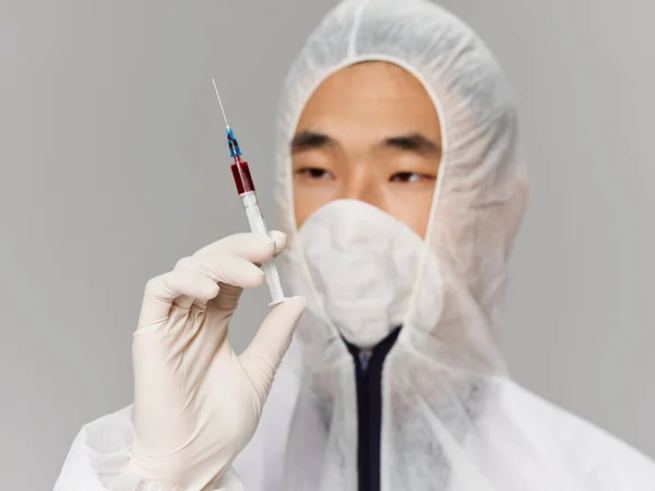 Чоловічий лабораторний асистент вакцина дослідження лікування коронавірусу — стокове фото