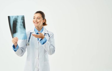 Röntgen ve medikal önlüklü doktor steteskobu var.