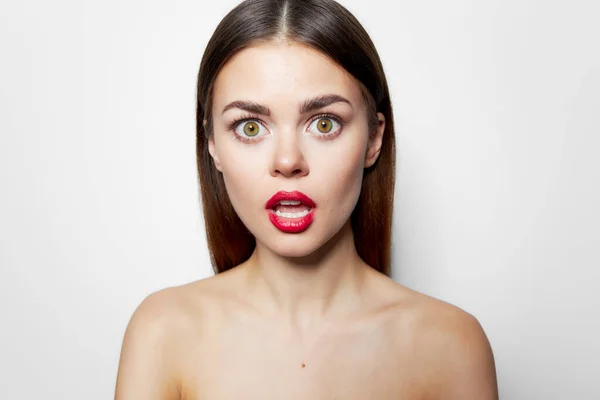 Attraktiv kvinna Överraskad blick röda läppar öppna munnen ren hud — Stockfoto