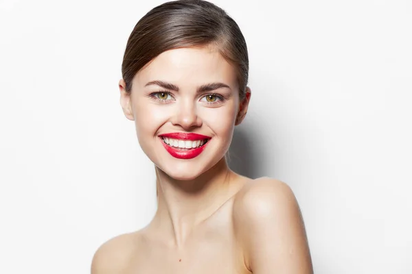 Mujer atractiva labios rojos sonrisa desnudo hombros piel clara apariencia —  Fotos de Stock