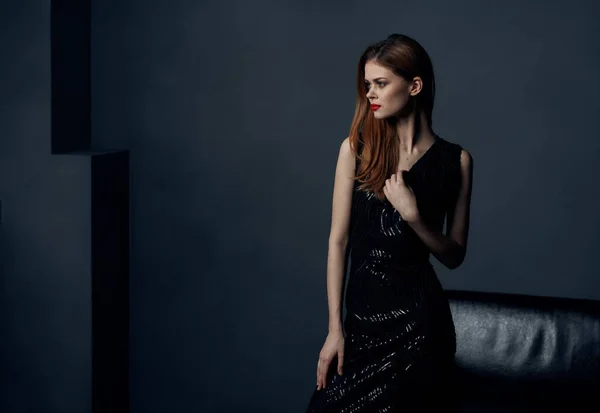 Retrato de senhora elegante em vestido preto na sala cinza vista cortada — Fotografia de Stock