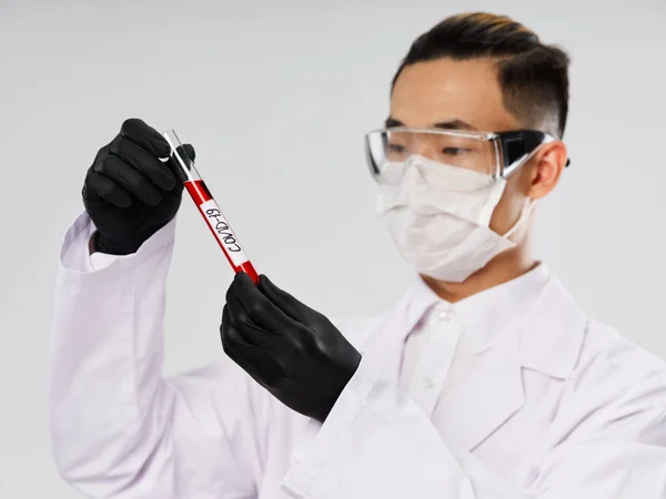 Лабораторні чорні рукавички аналіз крові ковад-19 дослідження — стокове фото