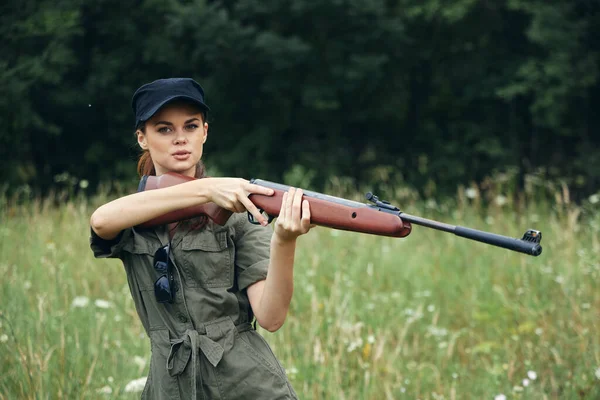 Mulher soldado Olhando para a frente armas nas mãos do turismo macacão verde — Fotografia de Stock