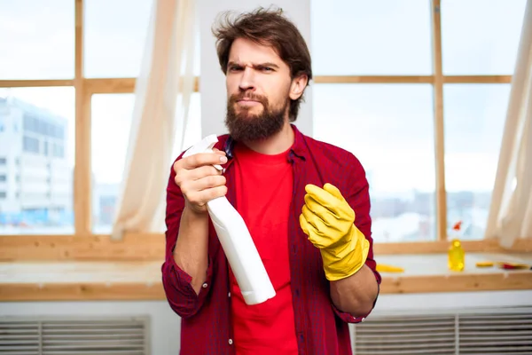 Alegre limpieza masculina profesional servicio de limpieza del hogar — Foto de Stock