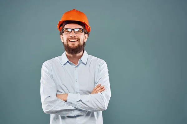 Homem em laranja camisa chapéu duro corte vista azul fundo construção trabalho — Fotografia de Stock