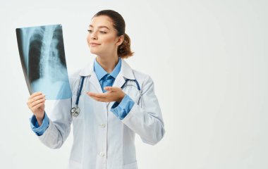 Röntgen ve medikal önlüklü doktor steteskobu var.