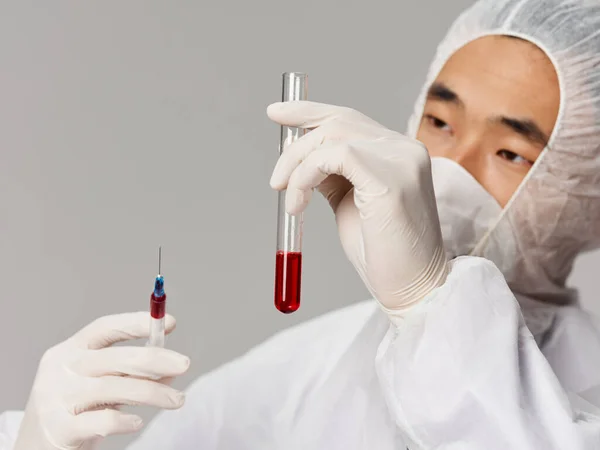 Азіатський самець лабораторні дослідження вакцини — стокове фото