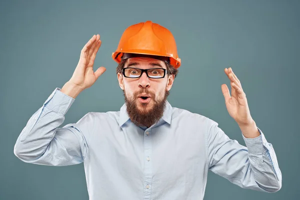 Homem alegre em laranja chapéu duro camisa gestual com mãos engenheiro de construção de trabalho — Fotografia de Stock