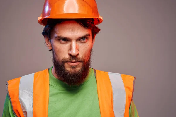 身穿橙色涂料建筑的男子安全专业灰色背景 — 图库照片