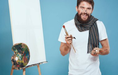 Beyaz tişörtlü erkek sanatçı sanat hobisi yaratıcı yaklaşım.