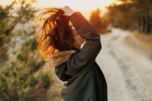 Nő a természetben tartja a haját utazás — Stock Fotó
