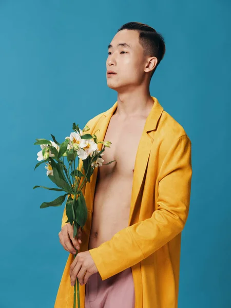 セクシーなアジア人男性で黄色コートヌード胴と白の花 — ストック写真