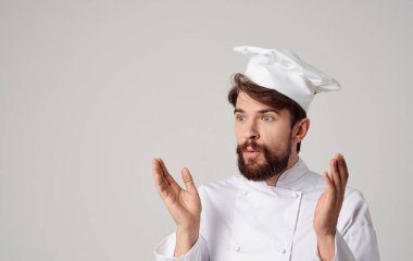 Hafif giysili ve başlıklı bir erkek aşçı. Aynı plan portresi.