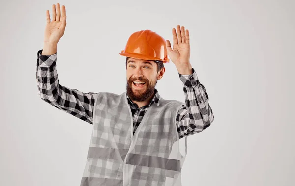 Emocjonalny pracownik pomarańczowy twardy kapelusz bezpieczeństwo pracy konstrukcja — Zdjęcie stockowe