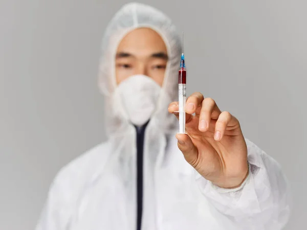 Чоловіча лабораторія асистент медичної захисної маски дослідження вакцин — стокове фото