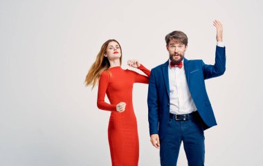 Neşeli erkek ve kadın şık stil stüdyo aile romantizmi