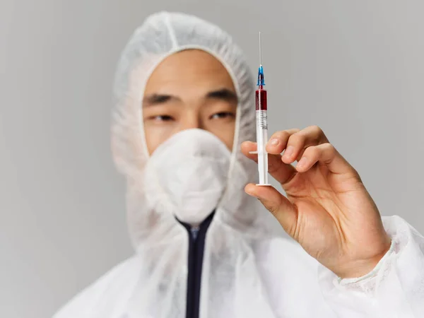 Чоловіча медична захисна маска для лікування вакцина крупним планом лабораторія — стокове фото