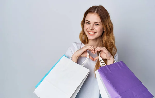 Mujer bonita alegre con paquetes en las manos compras emociones diversión —  Fotos de Stock