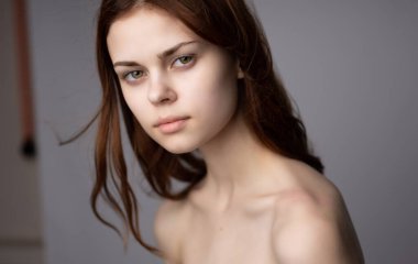 Güzel, çıplak omuzlu bir kadın lüks bir stüdyo modeli.