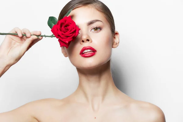 Młoda kobieta czerwone usta nagie ramiona róża kwiat luksusowy jasny makijaż — Zdjęcie stockowe